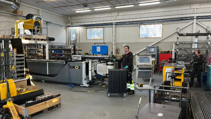 Työntekijä seisoo Toivalan Metallin hallitiloissa. 