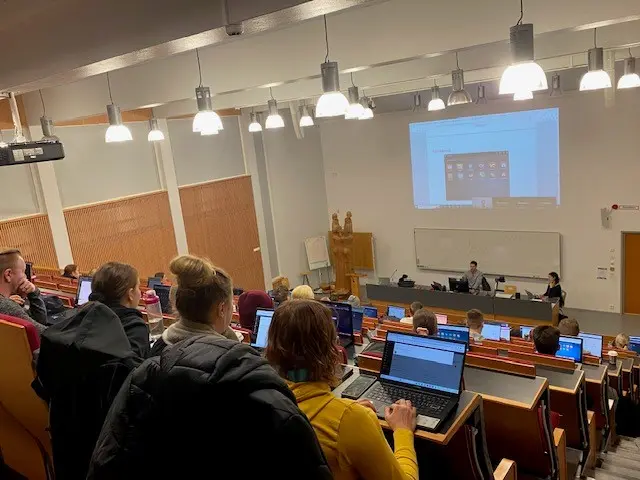 Opetushetki Odoon käytöstä opettajille luentosalissa. 