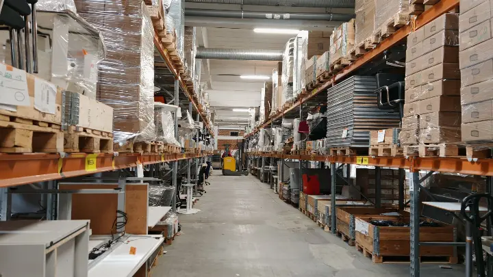 OffiStore: Varastohallin hyllyissä on tuotteita.