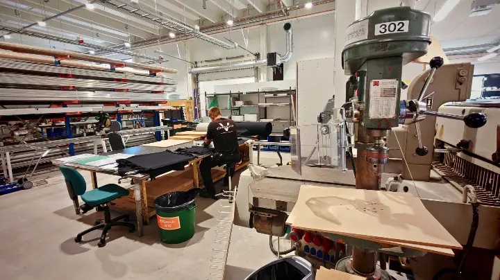 Yrityksen sisätiloista kuva, jossa työntekijä tekee työtään. 