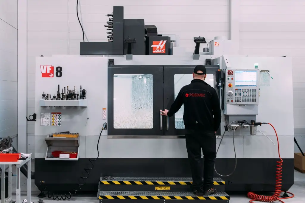 Promec:in työntekijä työn touhussa tuotannossa.