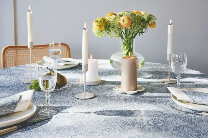 KRuokapöydän kattaus, jossa koristaa Havi-kynttilät. 