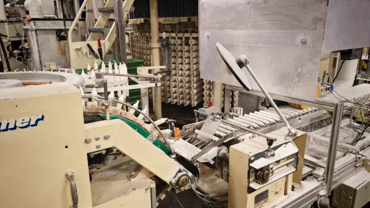 Havi-kynttilöitä valmistumassa tehtaalla.